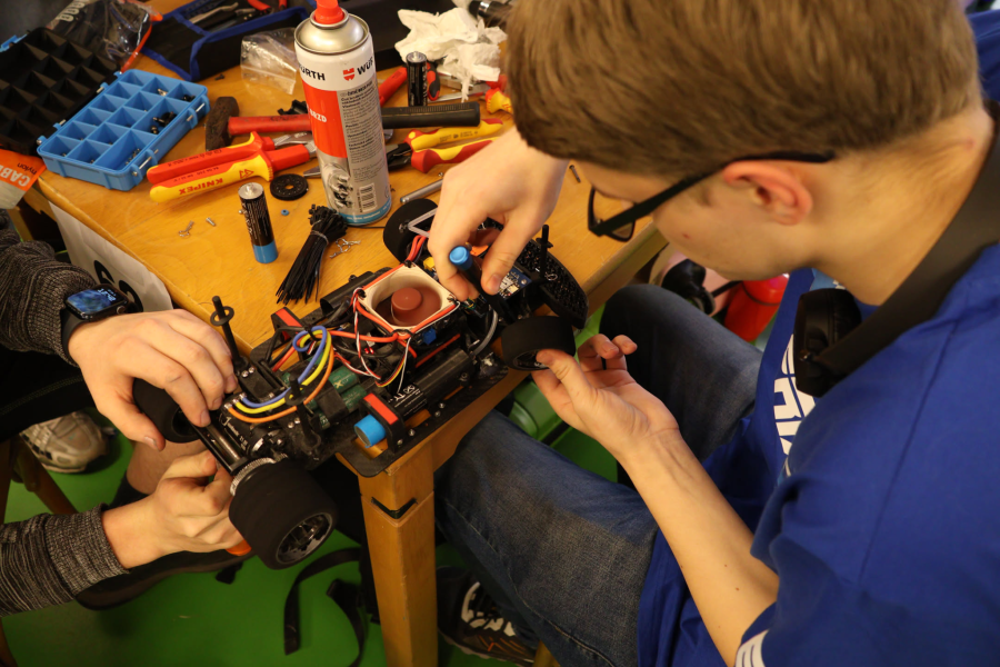 Práce na elektronice vozidla