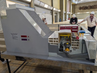 Model přečerpávací elektrárny řezu, umístěný přímo vedle velína